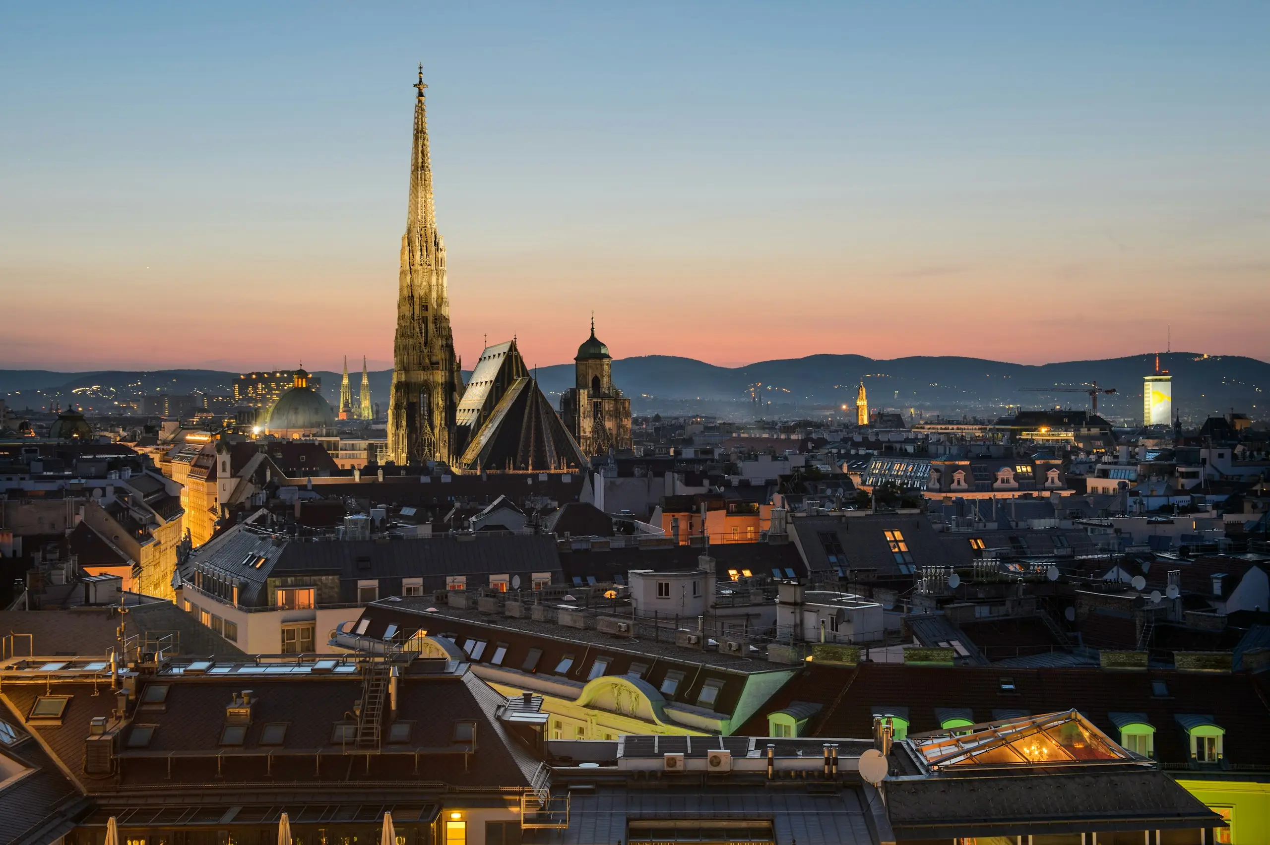 La flèche de la cathédrale Saint-Étienne au-dessus des toits au crépuscule, Vienne