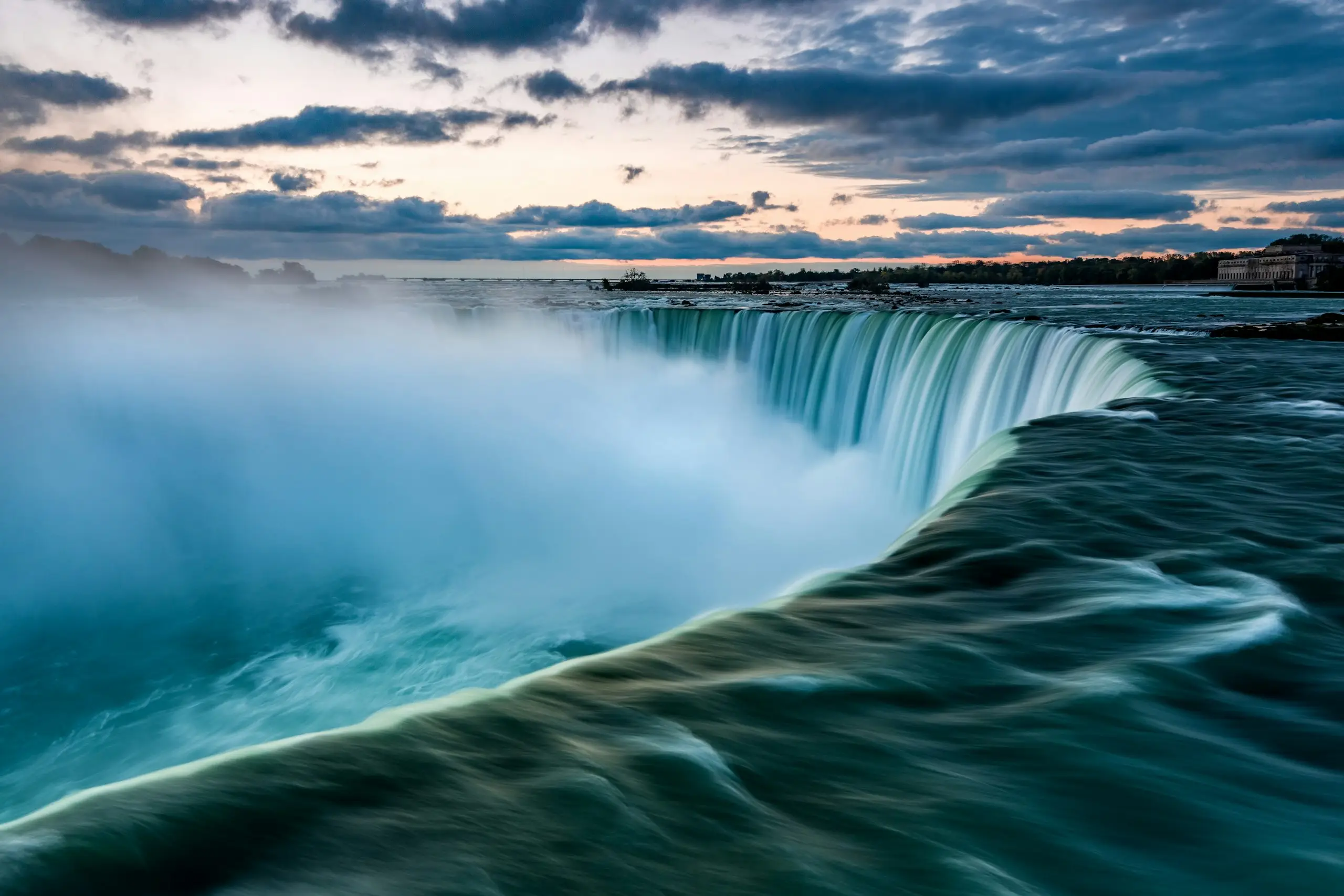 Horseshoe Falls pouring over the edge, Niagara Falls