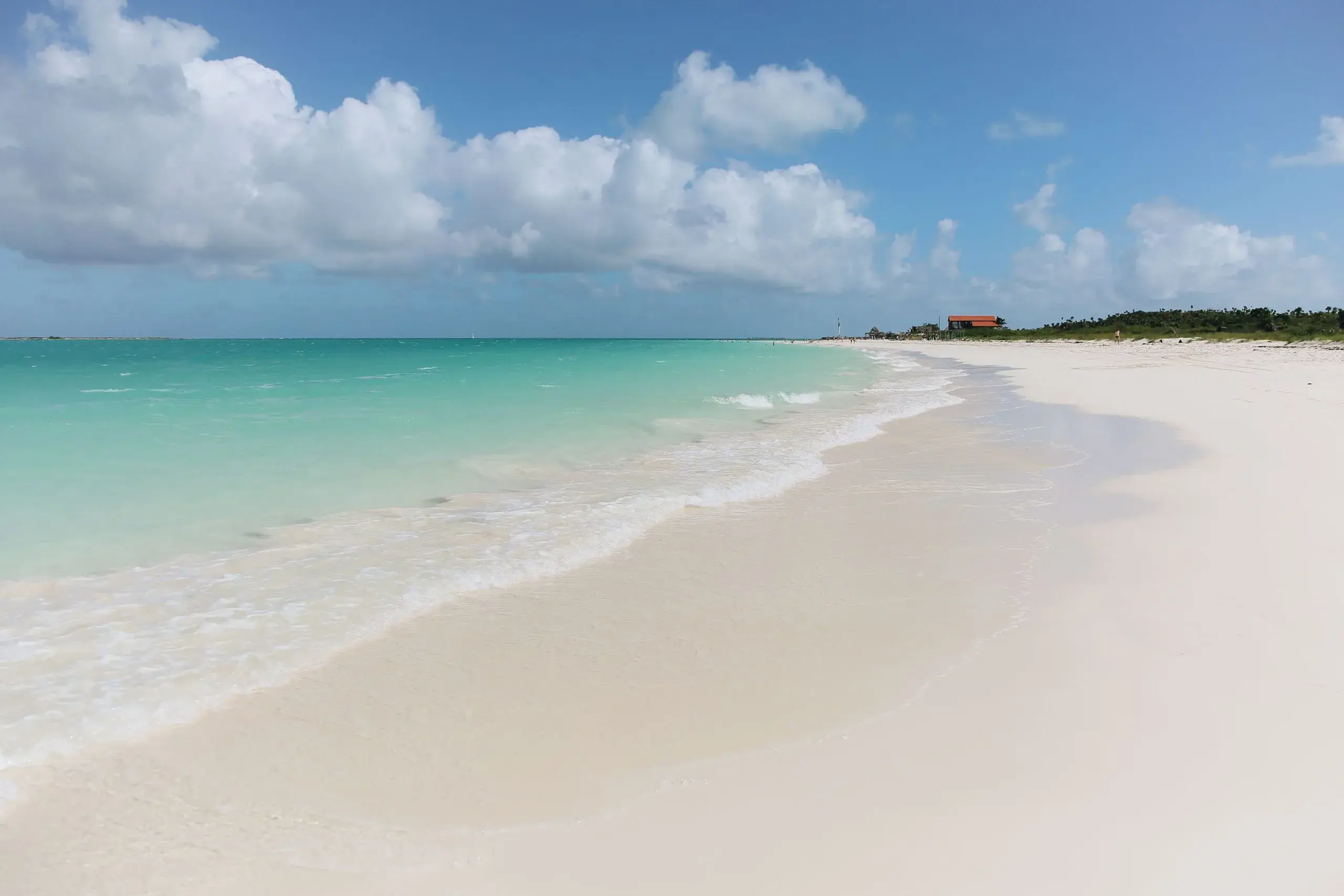 White sand beach and clear turquoise water on Cayo Guillermo