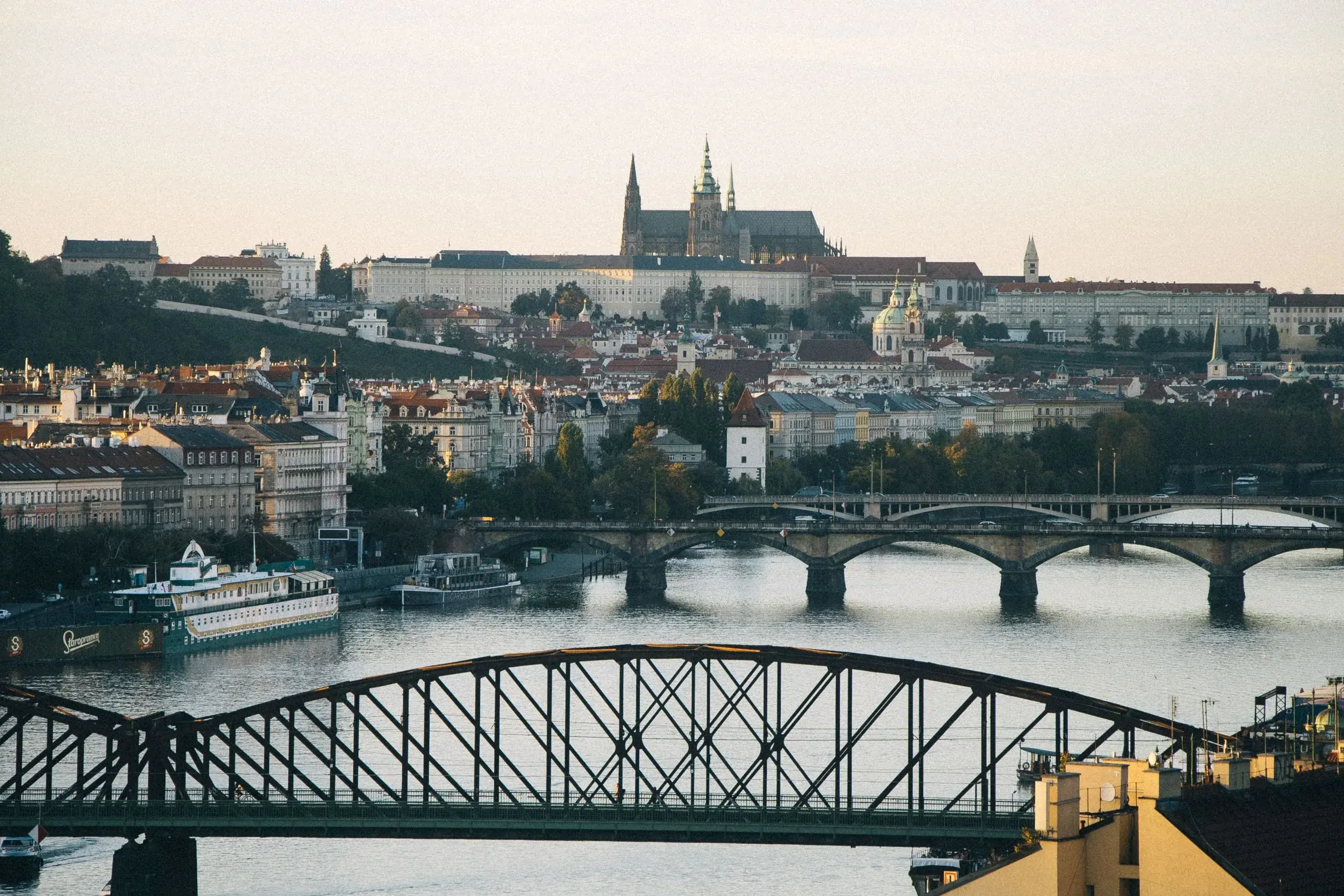 Brasseries et vues sur la Vltava