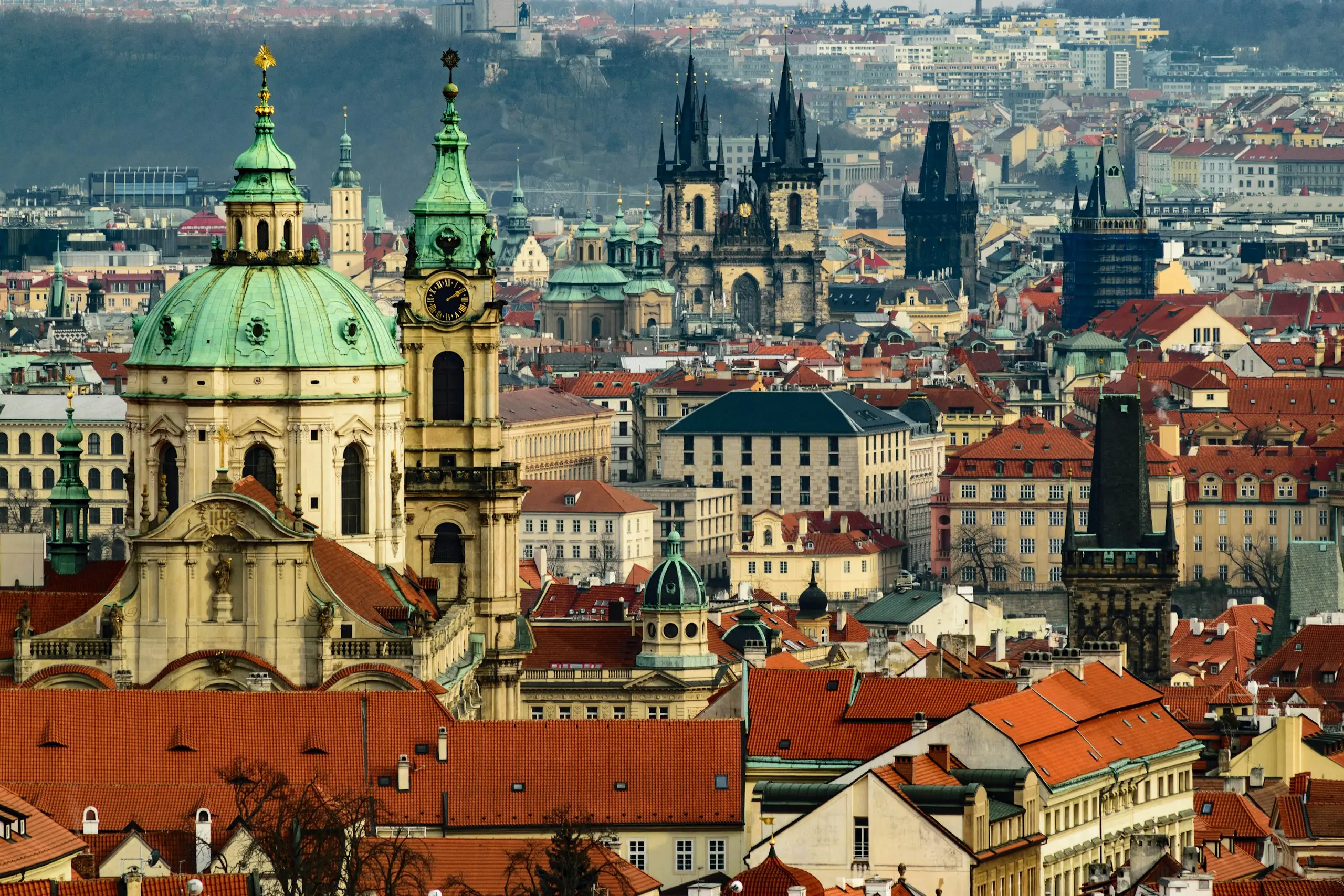 Toits rouges et dômes d'églises, Prague