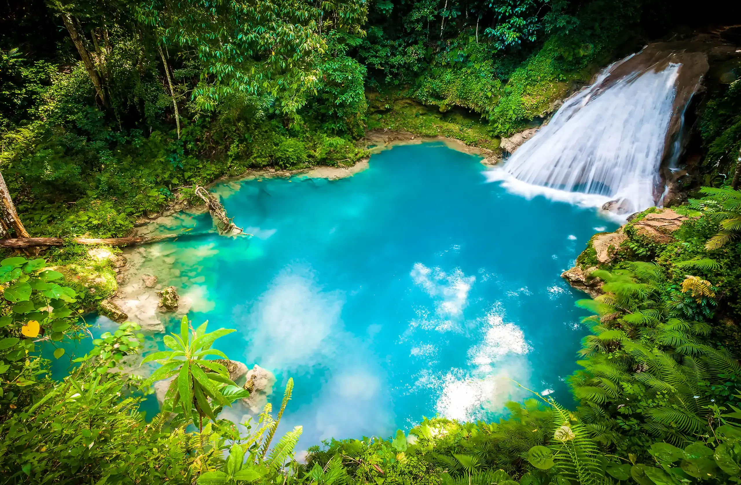 Vue aérienne d'Ocho Rios et de sa baie turquoise adossée à des collines vertes, Jamaïque