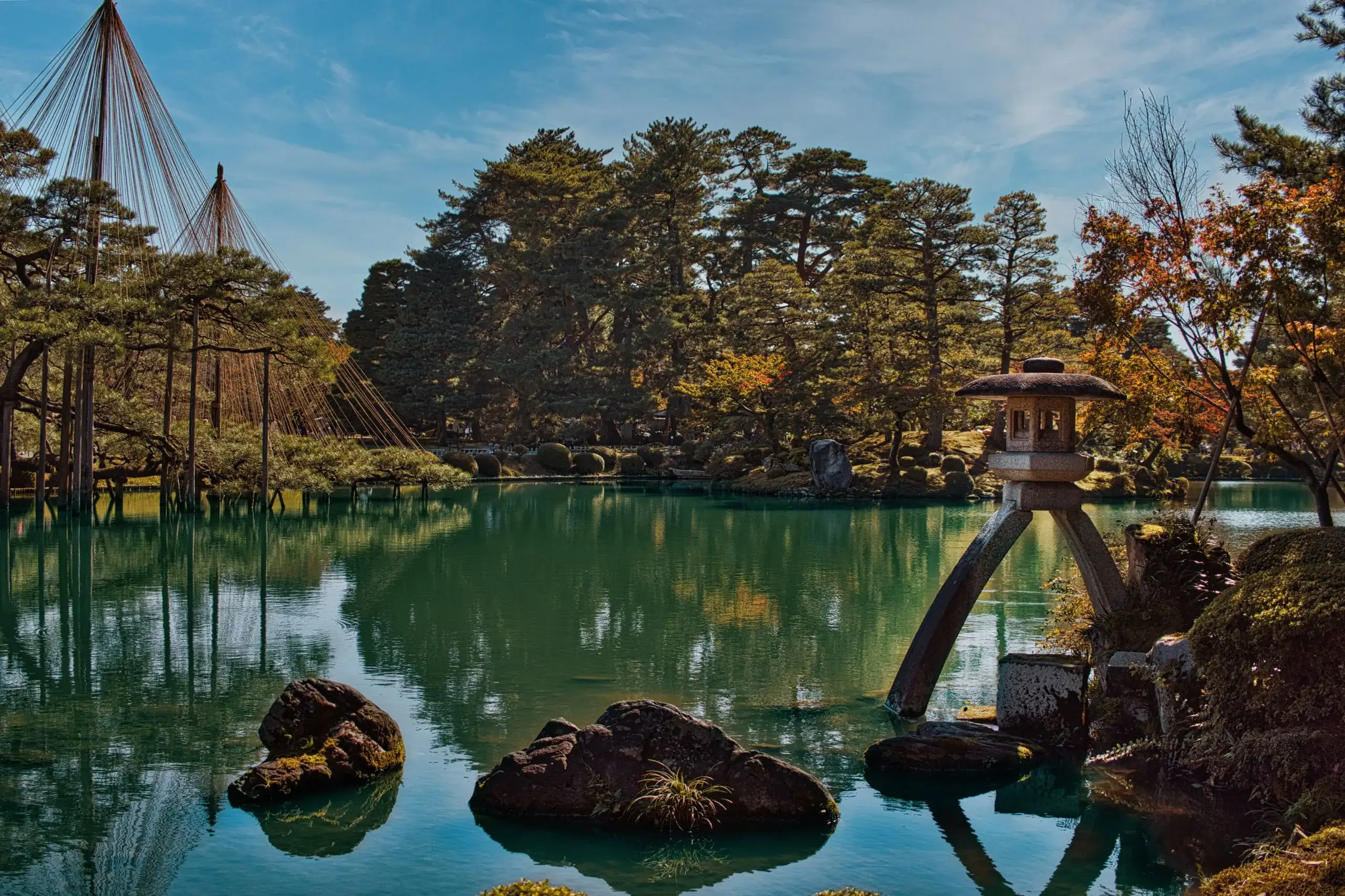 La lanterne de pierre Kotoji et les pins se reflétant dans l'étang du jardin Kenroku-en, à Kanazawa
