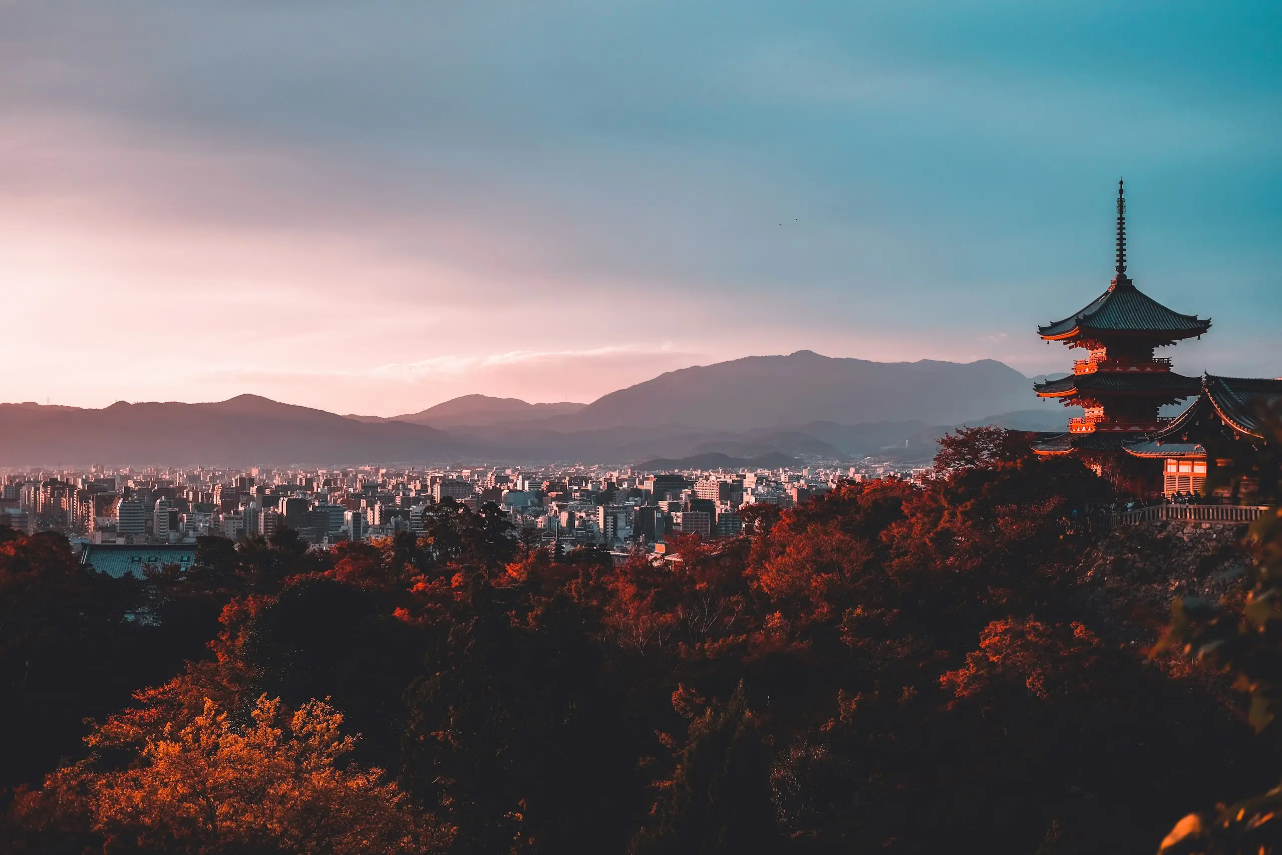 Une pagode au-dessus de la ville et des arbres d'automne au crépuscule, Kyoto