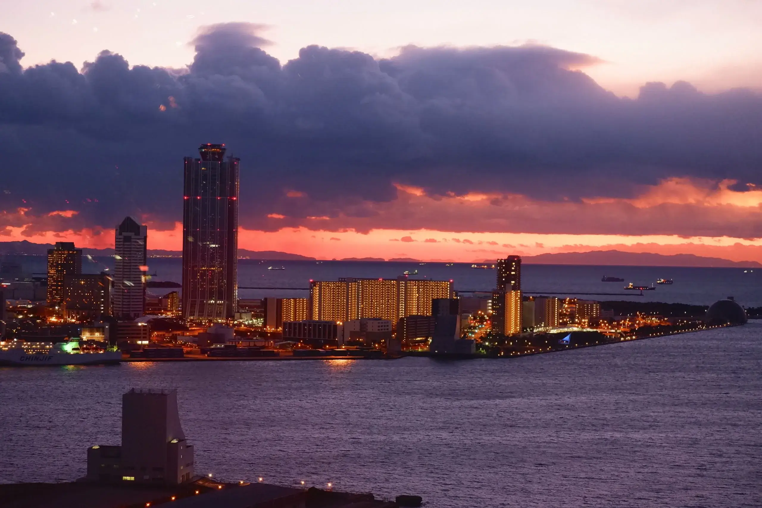 Le front de mer de Naha sous un coucher de soleil violet spectaculaire