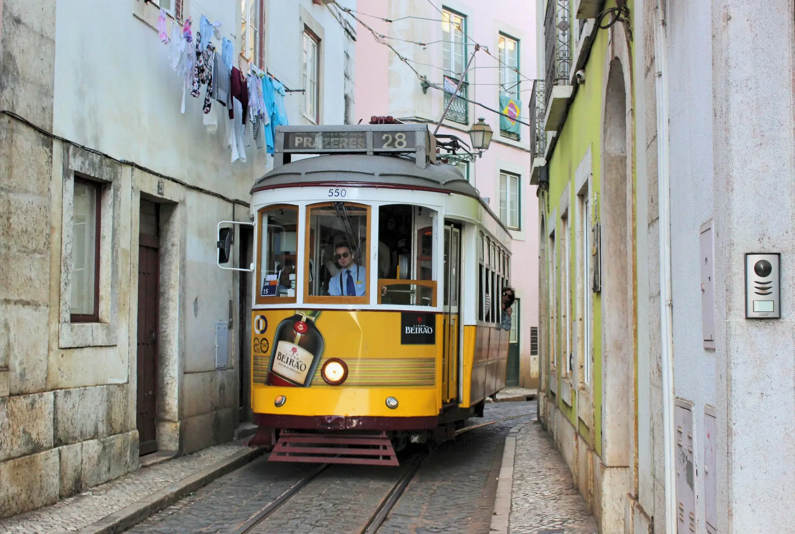 Tramway 28, château et fado
