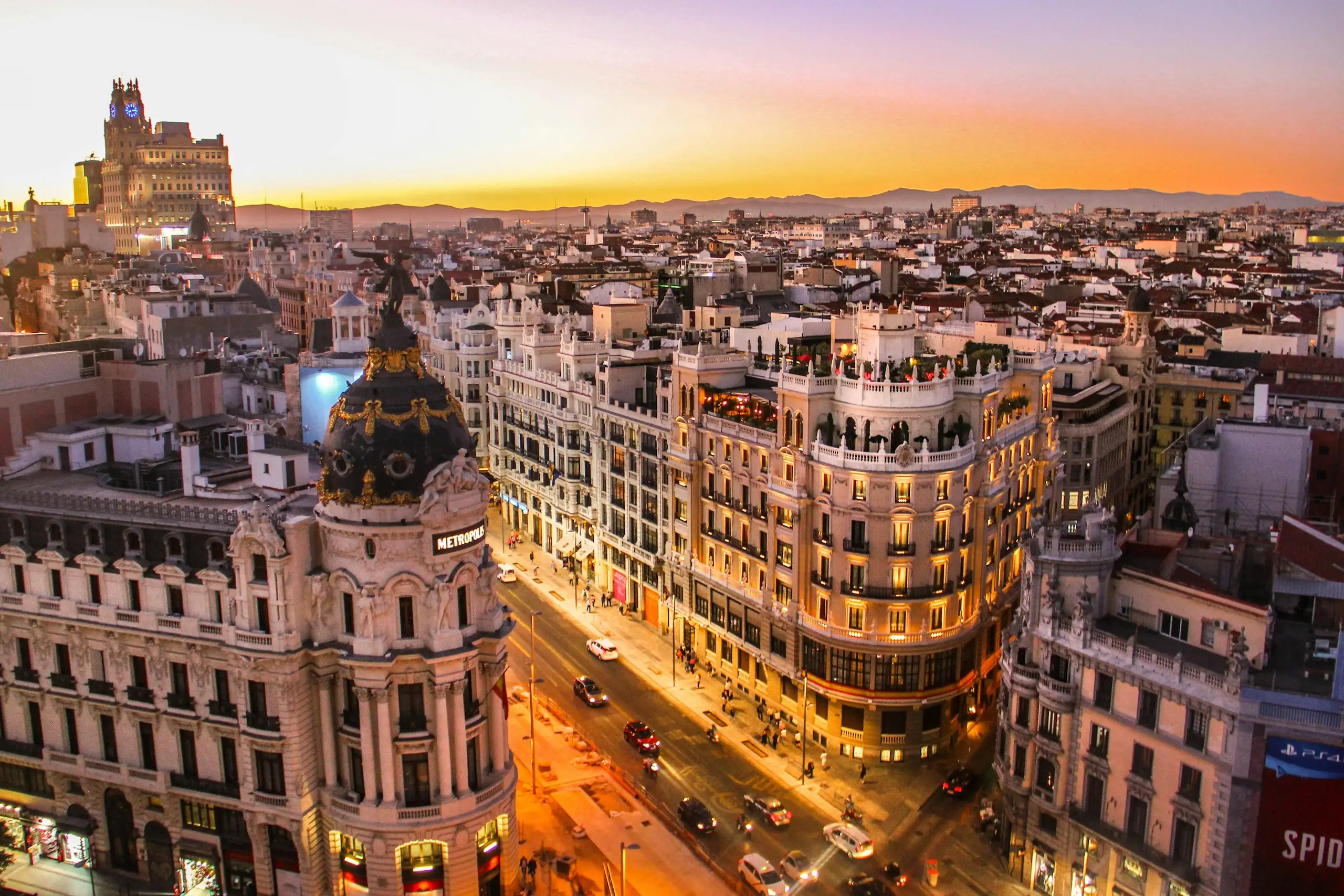 La Gran Vía et l'édifice Metrópolis au crépuscule, Madrid