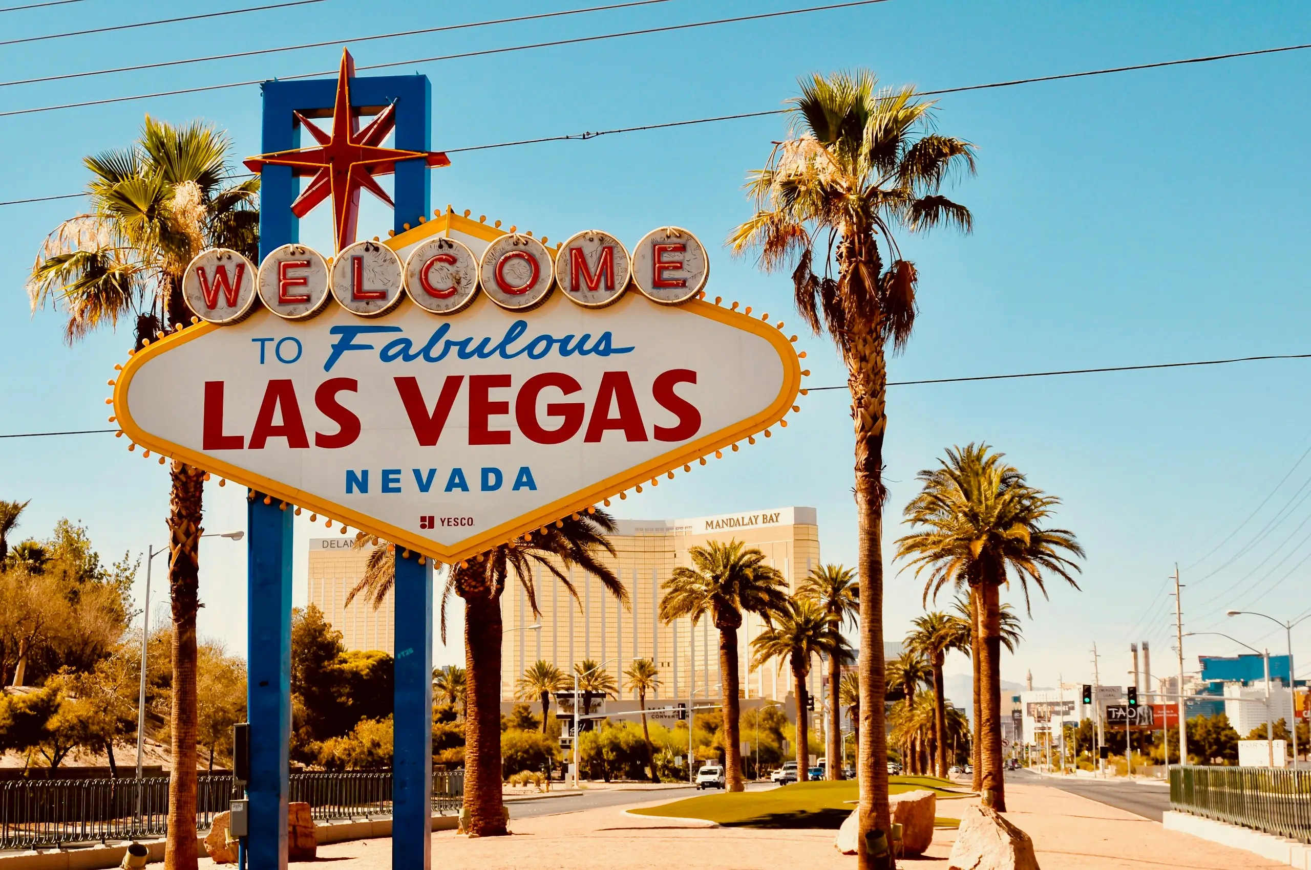 Le panneau « Welcome to Fabulous Las Vegas » parmi les palmiers