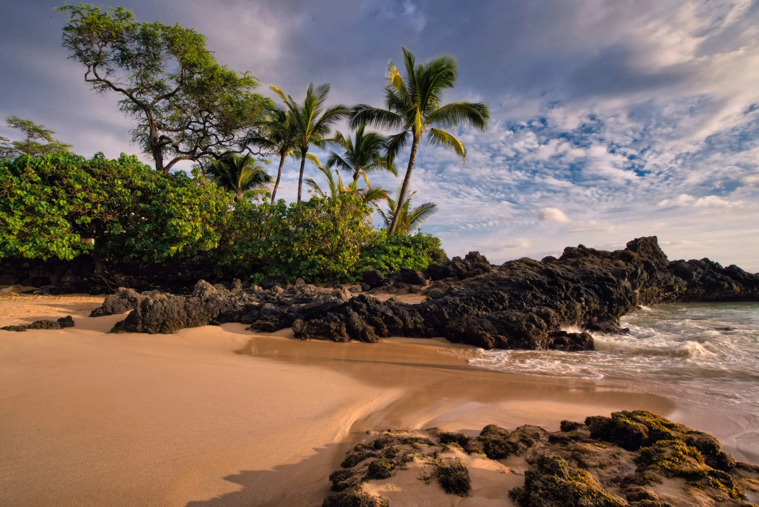 Les montagnes vertes de l'ouest de Maui qui s'élèvent au-dessus du littoral à l'heure dorée