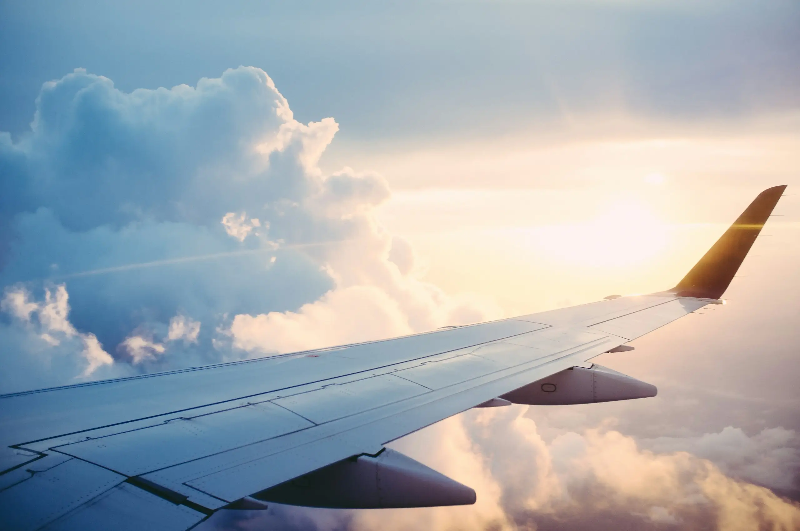 Vue du hublot d’un avion au-dessus des nuages